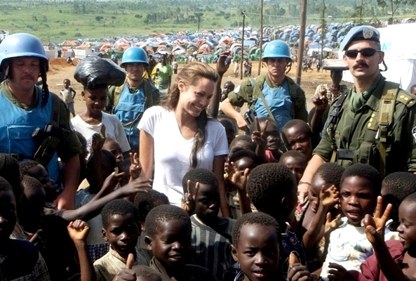 Анжелина Джоли Конго, 2003
